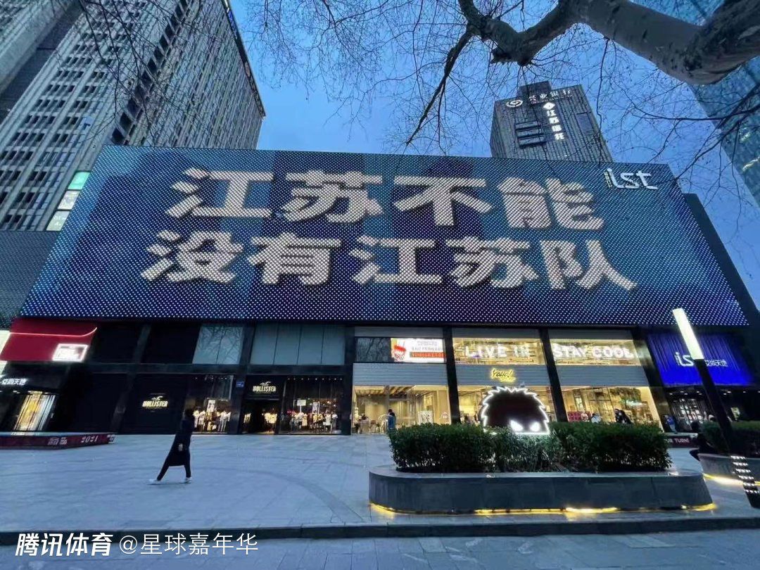 接受全市场记者采访时，经纪人托尔基亚谈到了鲁加尼和奥斯梅恩的续约问题。